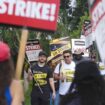 Grève à Hollywood : L’optimisme revient, les négociations entre studios et scénaristes progressent